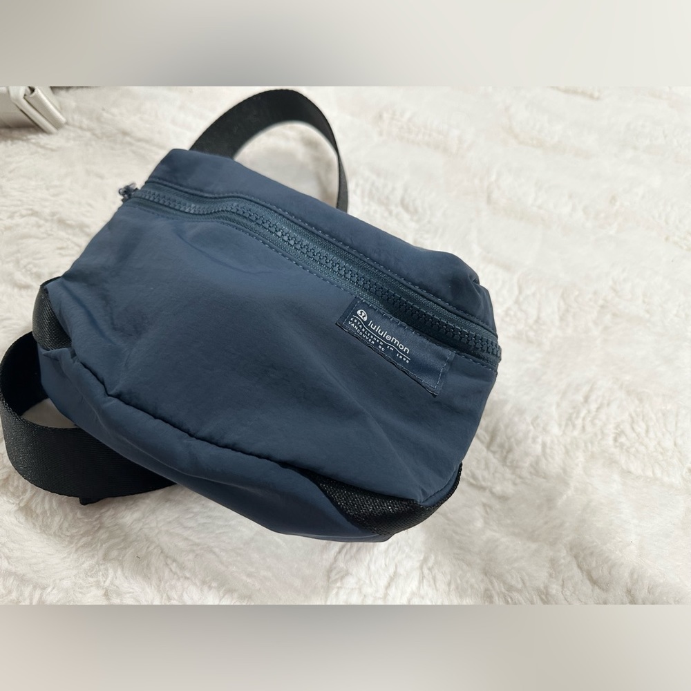 LULULEMON CLEAN LINES BELT BAG